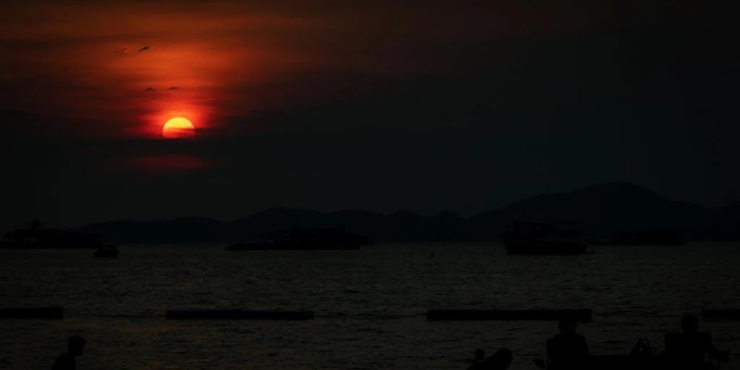 บรรยากาศอาทิตย์สีแดงเพลิง ณ ริมชายหาดพัทยา เมืองพัทยา จังหวัดชลบุรี